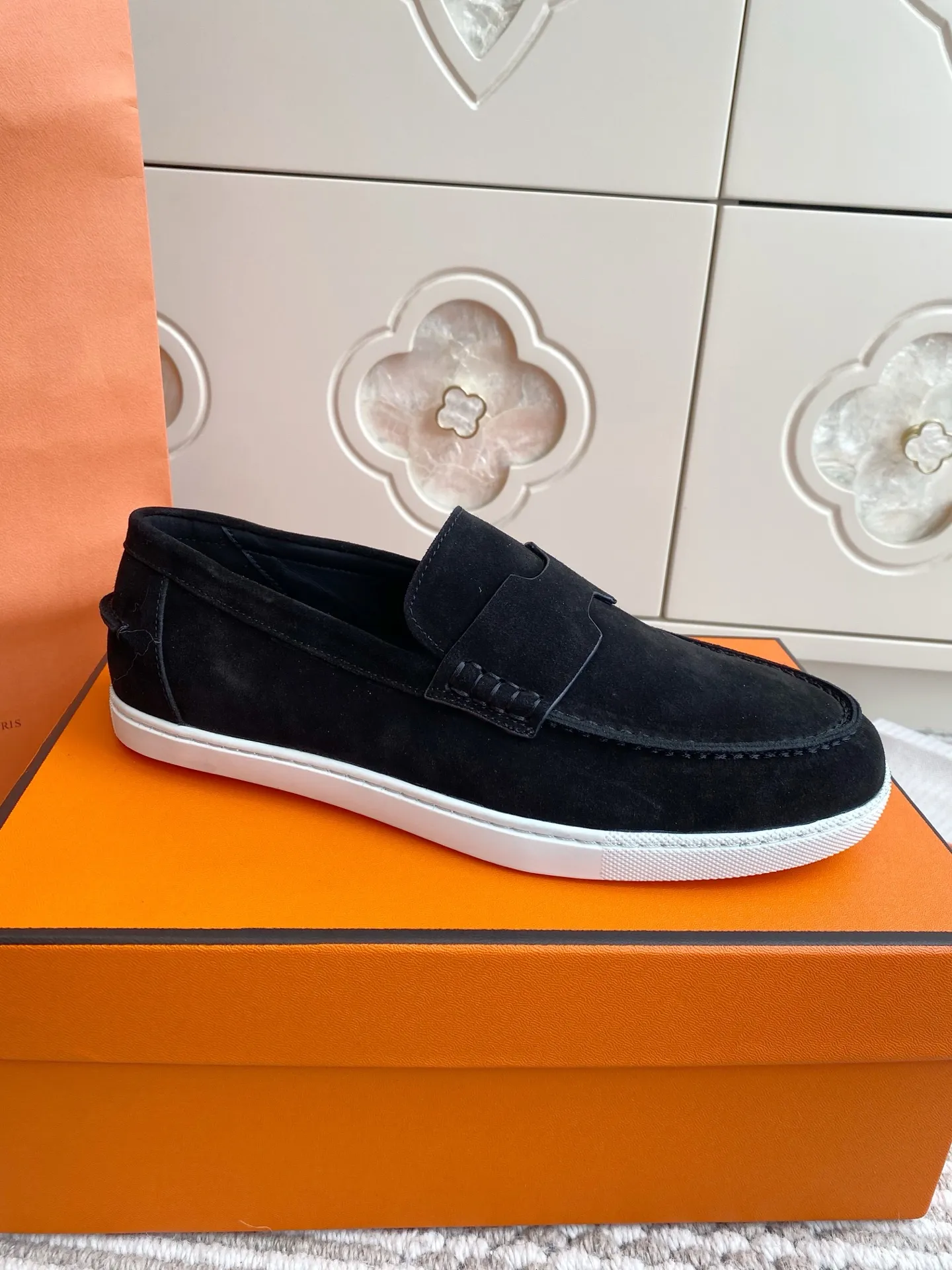 p560✨Hermes Couple Loafers｜Walking in the urban high-end, easily wearing Hermès temperament✨Who says luxury and comfort can’t have both?  This pair of H’s classic loafers really does it!  ▪️"Customized imported Yangjing fabric" is soft and delicate ▪️"Full sheepskin lining" + "soft-soled shoes" design. Your feet will be healed the moment you put them on~ It's like stepping on clouds☁️You won't feel tired after walking all day!  The iconic "H" buckle is low-key and luxurious. It is matched with a rubber outsole. It is lightweight and stylish. Whether you are commuting or shopping, you can easily achieve casual urban style🏙 Can be worn by couples. Full range of sizes, girls 35-41 | boys 39-45. Wear them together when going out. Sweet and high-end💑 Original mold opening. Details are in place. Those who understand will be attracted at a glance ️❤️ #Hermès loafers #coupleshoes #lightweight and versatile shoes